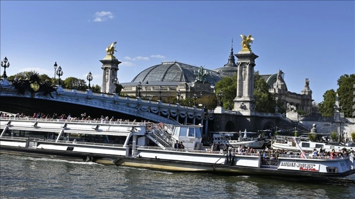 Paris'te Sen Nehri'nde tur ve gezi düzenleyen gemilerin çalışanları greve gitti