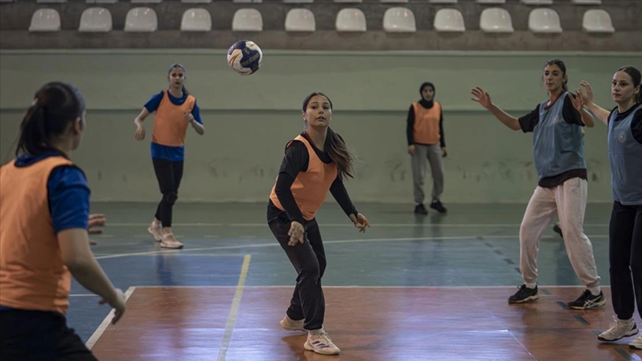 Parke taşında hentbol oynamaya başlayan Oltulu kızlar lisanslı sporcu oldu