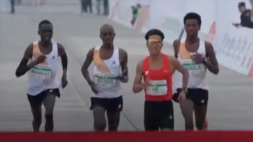 Pekin'deki yarı maratonda hile iddiası sebebiyle atletlerin madalyaları geri alındı