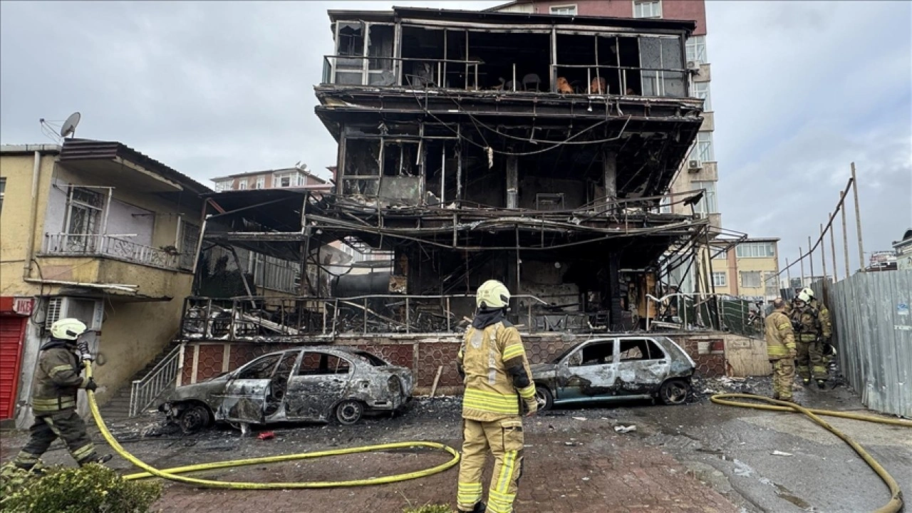 Pendik'te park halindeki 2 otomobil ile bir kafe yandı