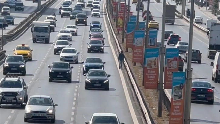 Pendik'te D-100 kara yolundaki 'tehlikeli yürüyüş' kameralarca kaydedildi