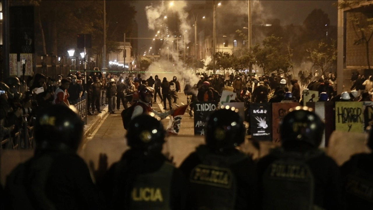 Peru'da hükümet karşıtı protestocular kongre binası önünde polisle çatıştı