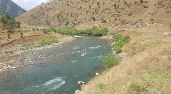 Pet şişe dolu torbayla rafting heyecanı