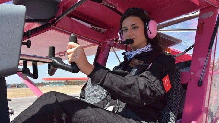 Pilotluk hayalini gerçekleştiren 18 yaşındaki Nisa Naz, gökyüzü sevdalılarını eğitecek