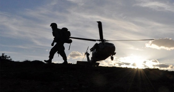 PKK’lı teröristler ormanı yakarak kaçıyor