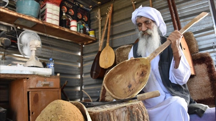 PKK nedeniyle evine dönemeyen Iraklı Yezidi, bağlama üreterek zorlu kamp hayatına tutunuyor