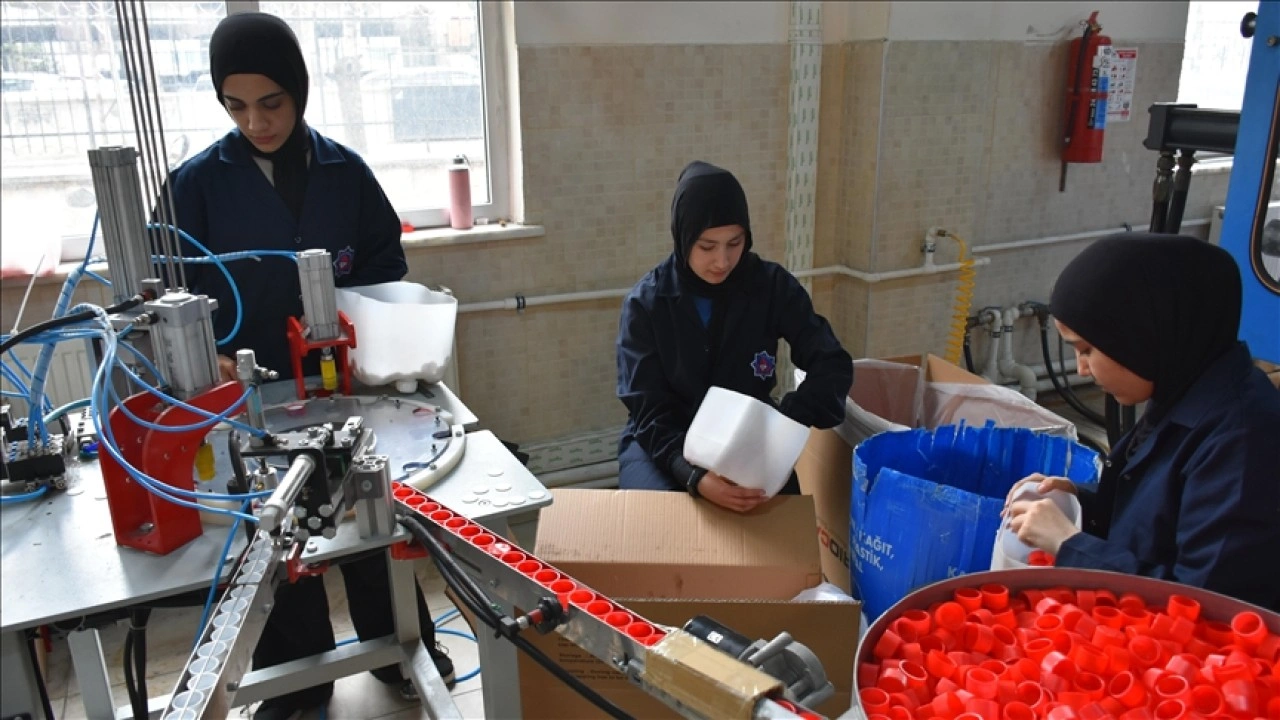 Plastik sektörüne katkı sağlayan meslek liseliler para da kazanıyor