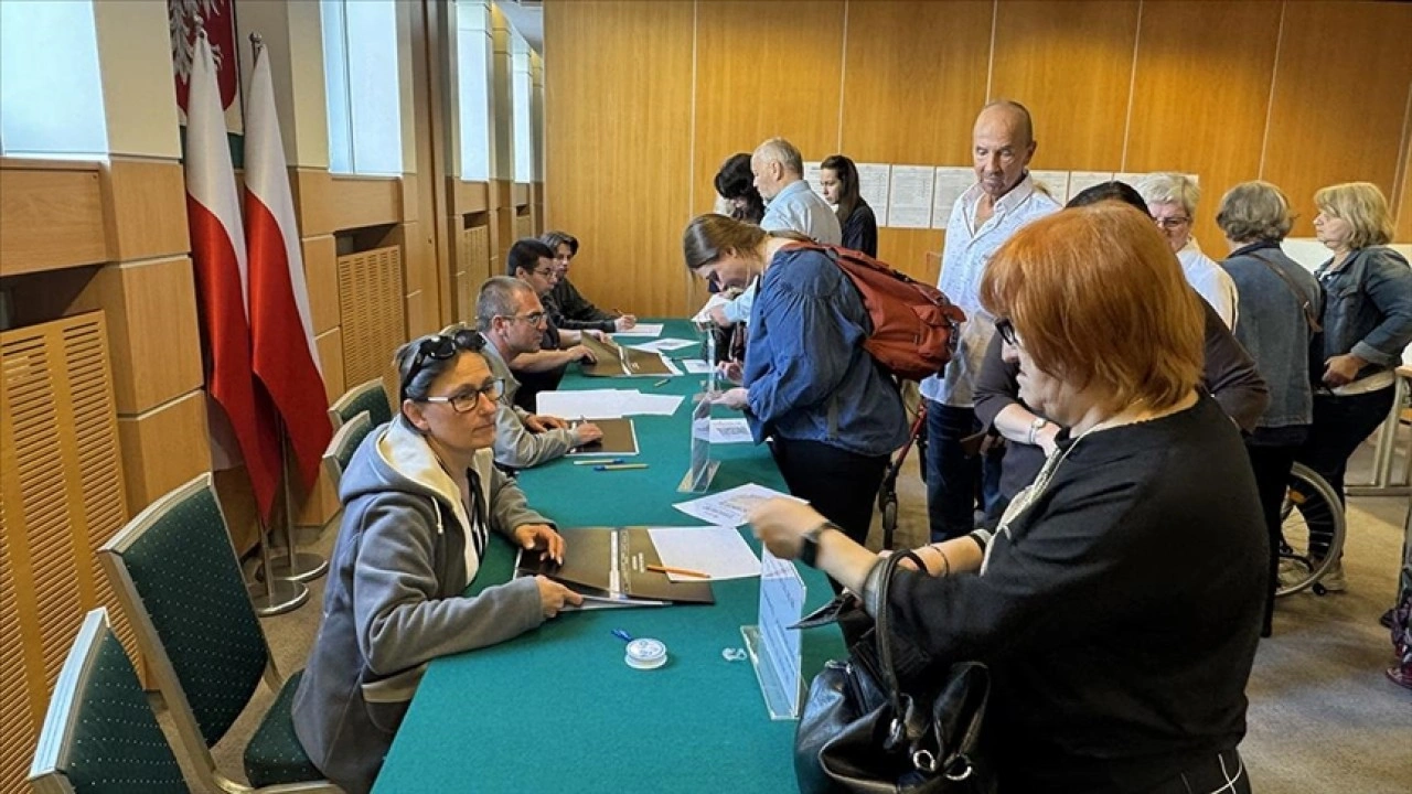 Polonya'da, cumhurbaşkanı seçiminin ikinci turu için oy verme işlemi başladı