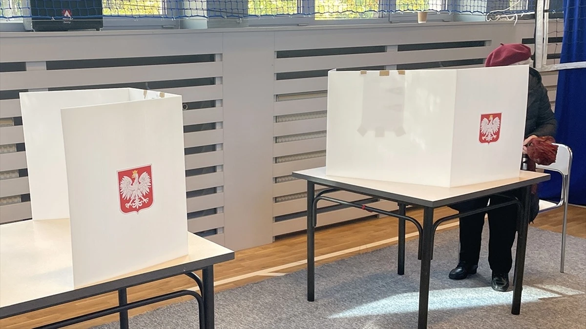 Polonya'da seçmenler, cumhurbaşkanını belirlemek için sandığa gitti