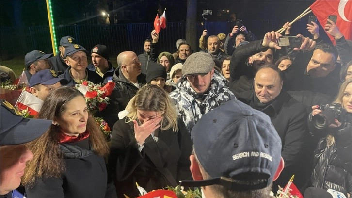 Polonyalı kurtarma ekipleri Türkiye'den Varşova'ya dönüşte alkışlarla karşılandı
