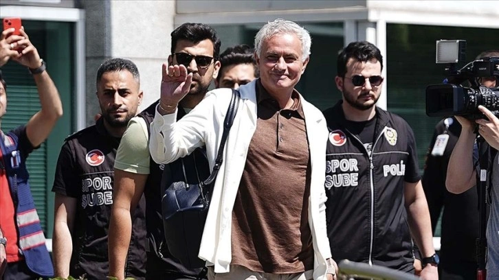 Portekizli teknik direktör Jose Mourinho, Fenerbahçe için İstanbul'a geldi
