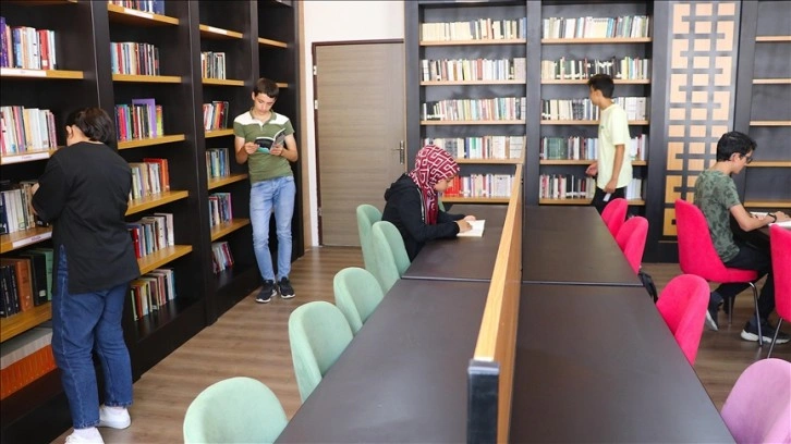 Prof. Dr. Hasan Nuri Yaşar mezun olduğu liseye kütüphane yaptırdı