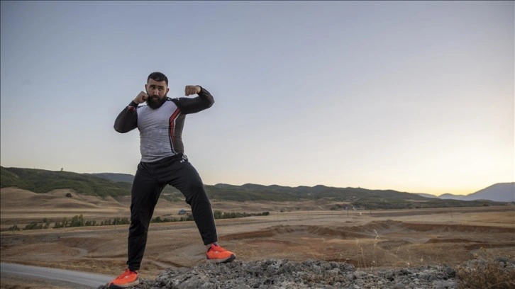 Profesyonel kick boksçu şampiyonluk için Munzur Dağları'nda güç depoluyor