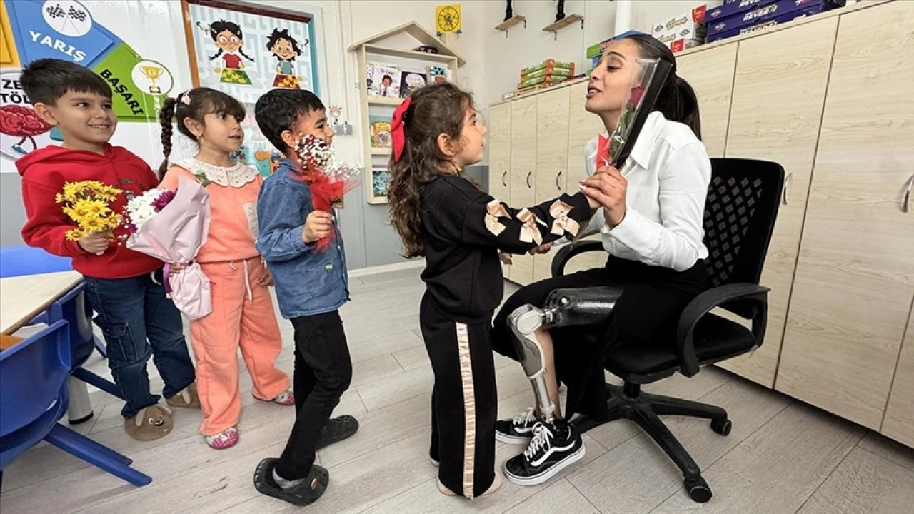 Protezle ayağa kalkan depremzede Sena öğretmen 24 Kasım Öğretmenler Günü'nü öğrencileriyle kutl