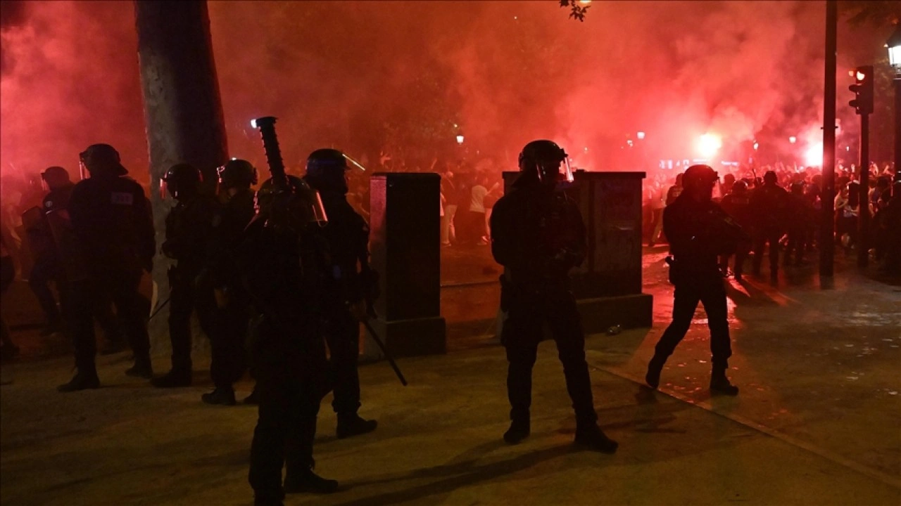 PSG'nin şampiyonluğunun ardından Fransa'da çıkan olaylarda bir kişi öldü, 427 kişi gözaltı