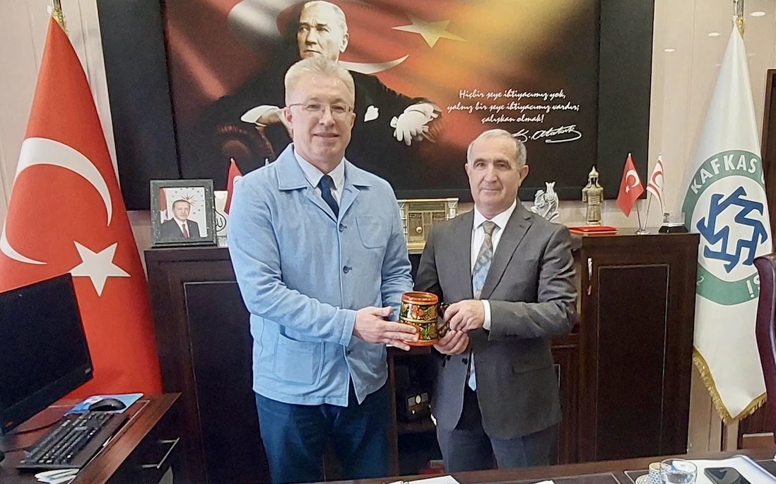Putin’in danışmanı Türkiye’de… Yurievich, Hasan Enes Karahan ile Kafkas Üniversitesi’nde