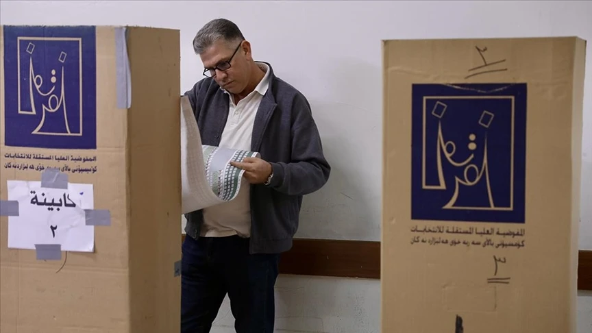 Irak'ta güvenlik birimlerinde görevli olanlar parlamento seçimi için oy kullanmaya başladı