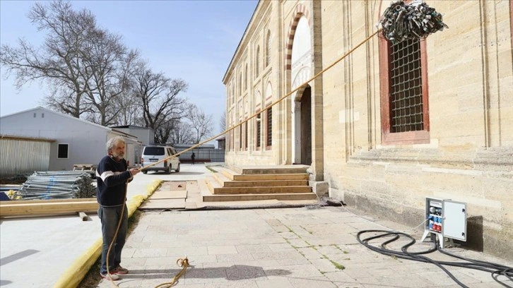 Ramazana özel Osmanlı geleneği mahyalar camilere asılıyor