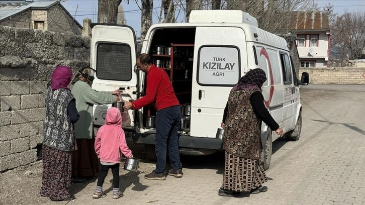 Ramazanda ihtiyaç sahiplerinin iftarlık ve sahurlukları Türk Kızılaydan