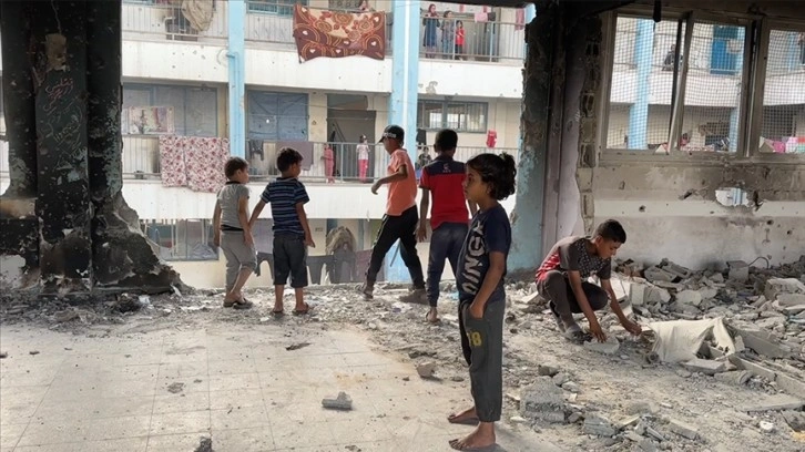 Refah'tan kaçan Filistinliler Han Yunus'ta yıkık dökük okullara yerleşiyor