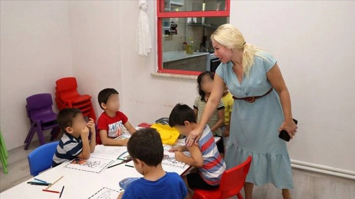 Rektör Özkan, çöp evde bulunup Antalya'da koruma altına alınan çocuğu ziyaret etti