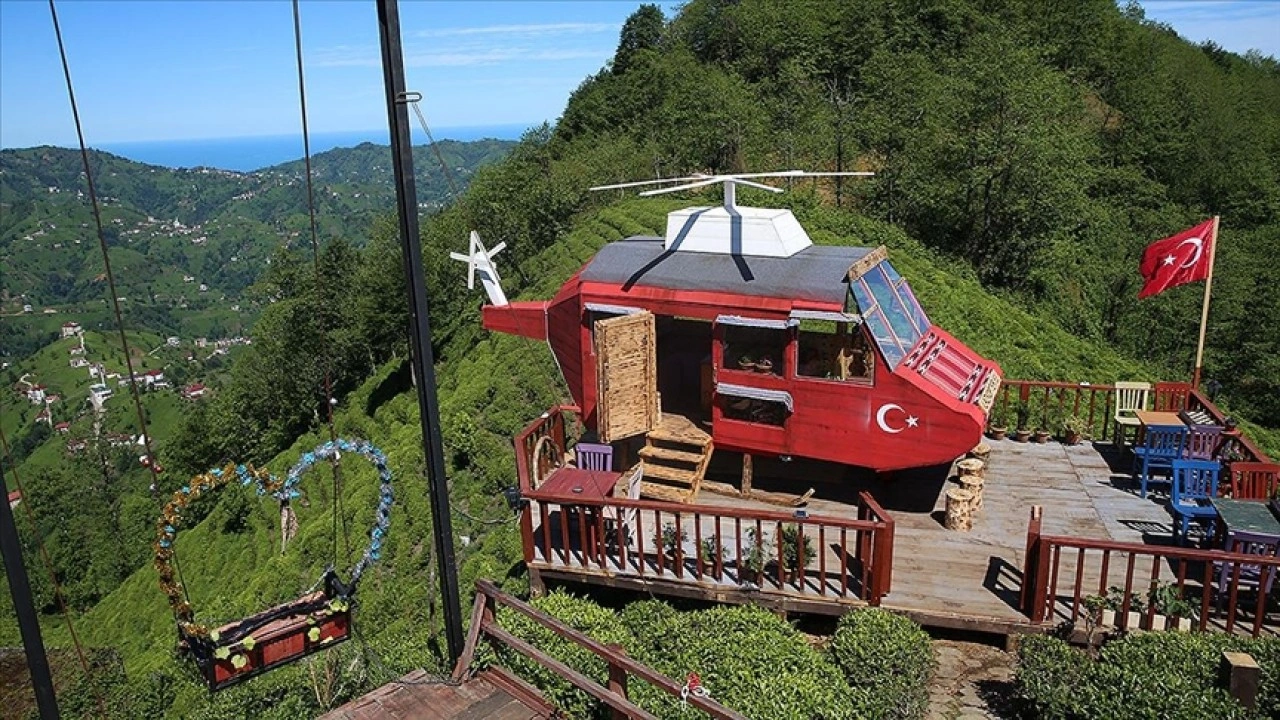 Rize'de çay bahçesinde helikopter şeklindeki ahşap yapı ilgi çekiyor