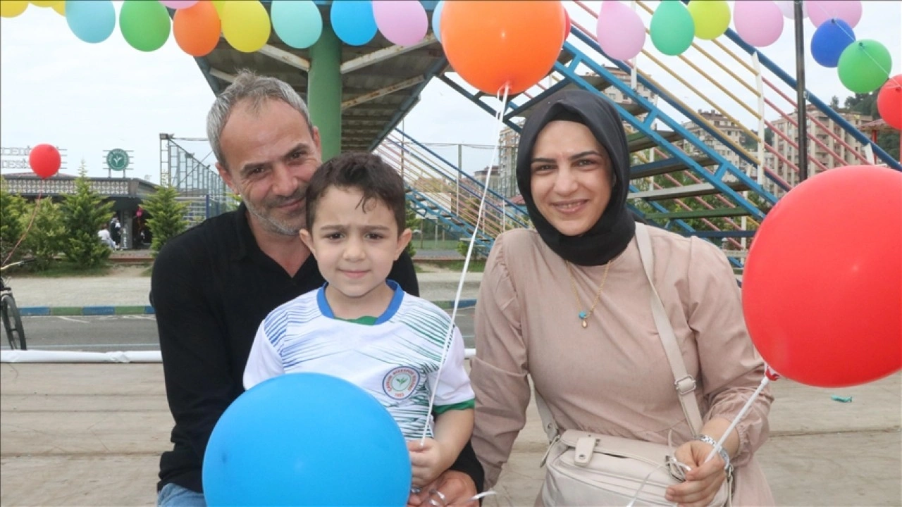 Rize'de kanseri yenen çocuk için gökyüzüne balonlar bırakıldı