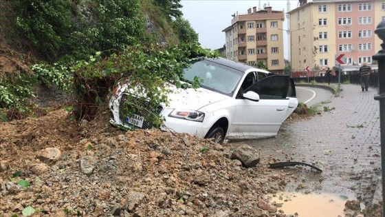 Rize'de yağmurla kayan toprağın altına aldığı otomobildeki 4 kişi kurtarıldı