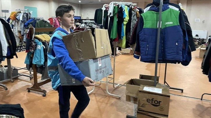 Rize'de 13 yaşındaki Abdülkerim sosyal markette depremzedelere destek oluyor