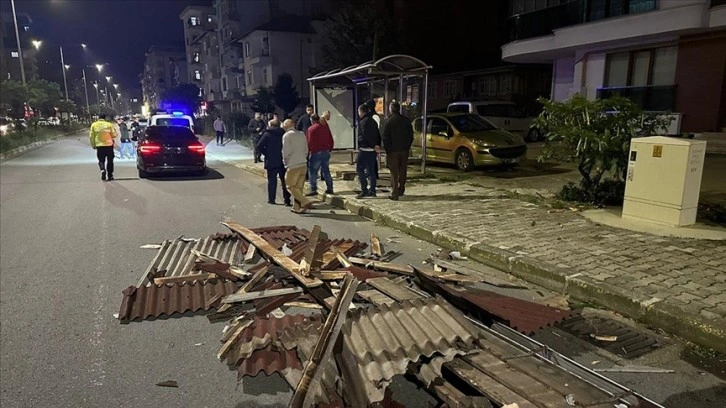 Rize'de etkili olan şiddetli rüzgarda 8 evin çatısı uçtu