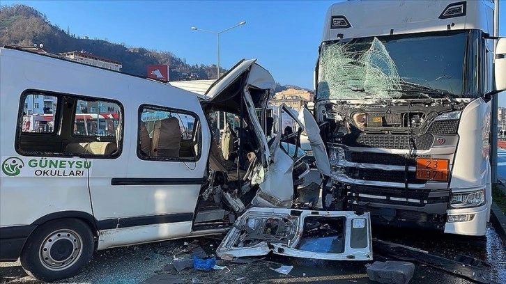 Rize'de okul servisi park halindeki tıra çarptı, 1 kişi öldü,13 kişi yaralandı