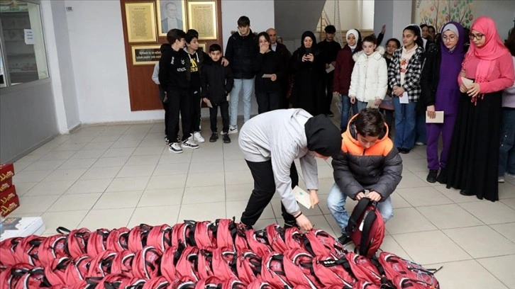 Rize'de ortaokul öğrencilerinden deprem bölgesindeki okullara kırtasiye desteği
