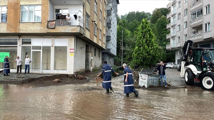 Rize'de şiddetli yağış nedeniyle 8 ev tedbir amacıyla boşaltıldı