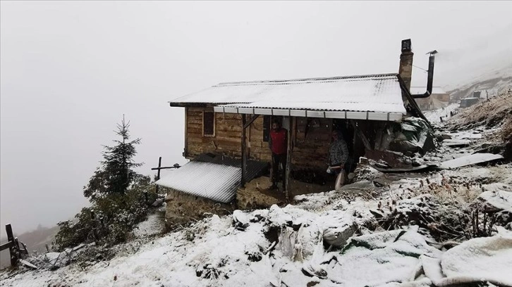 Rize'nin yüksek kesimlerine kar yağdı