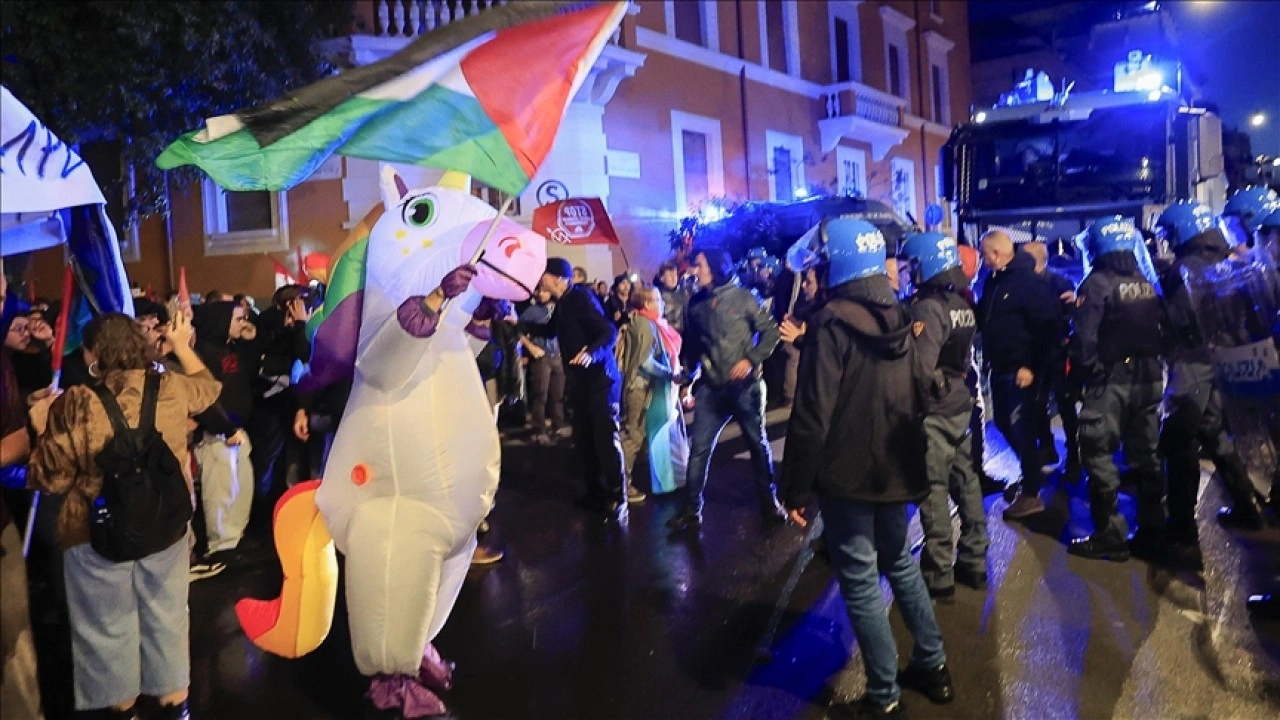 Roma'da Filistin'e destek gösterisine polis, cop ve tazyikli suyla müdahale etti