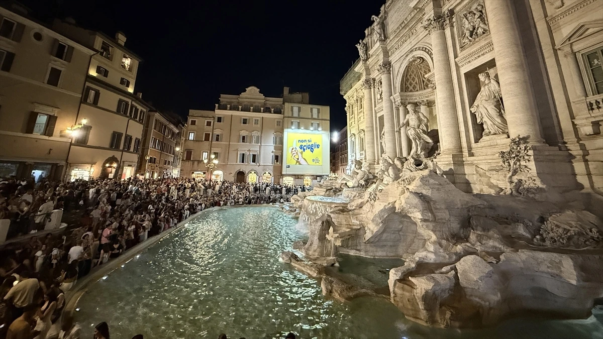 Roma'da tarihi Trevi Çeşmesi'nin ışıkları Gazze için söndürüldü