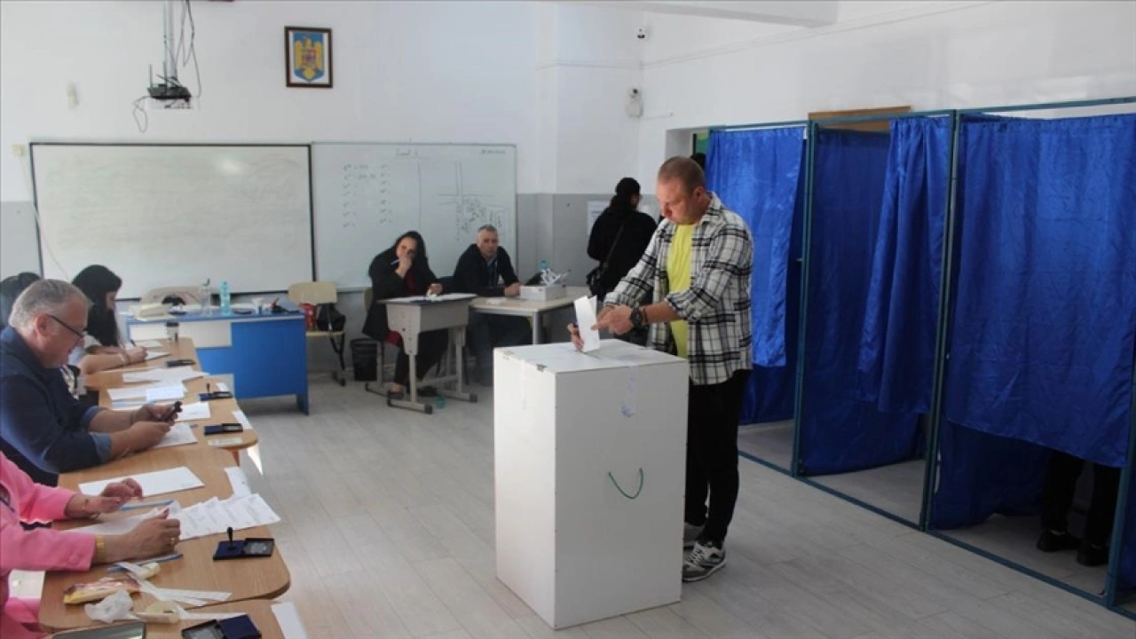 Romanya'da halk cumhurbaşkanı seçiminin ikinci turu için sandık başında