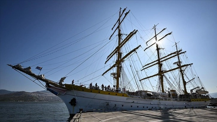 Romanya'nın yelkenli askeri eğitim gemisi İzmir'e geldi