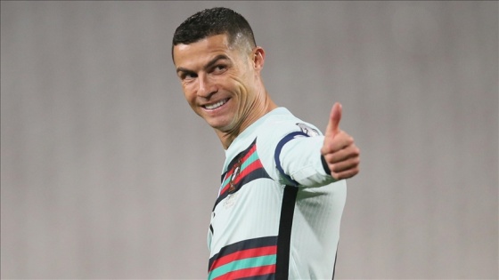 Ronaldo'nun yere attığı kaptanlık pazubendi yaklaşık 64 bin avroya satıldı