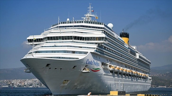 Rotasını İsrail'den İzmir'e çeviren yolcu gemisi 'Costa Pacifica' limana yanaştı