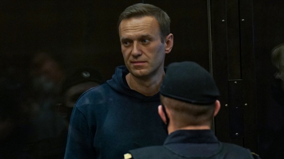 Rus muhalif Navalnıy'a adli kontrol şartlarını yerine getirmediği gerekçesiyle hapis cezası