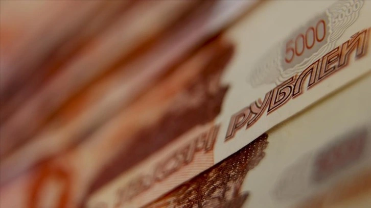 Rus rublesi dolar karşısında 18 ay sonra ilk defa 102 seviyesini aştı