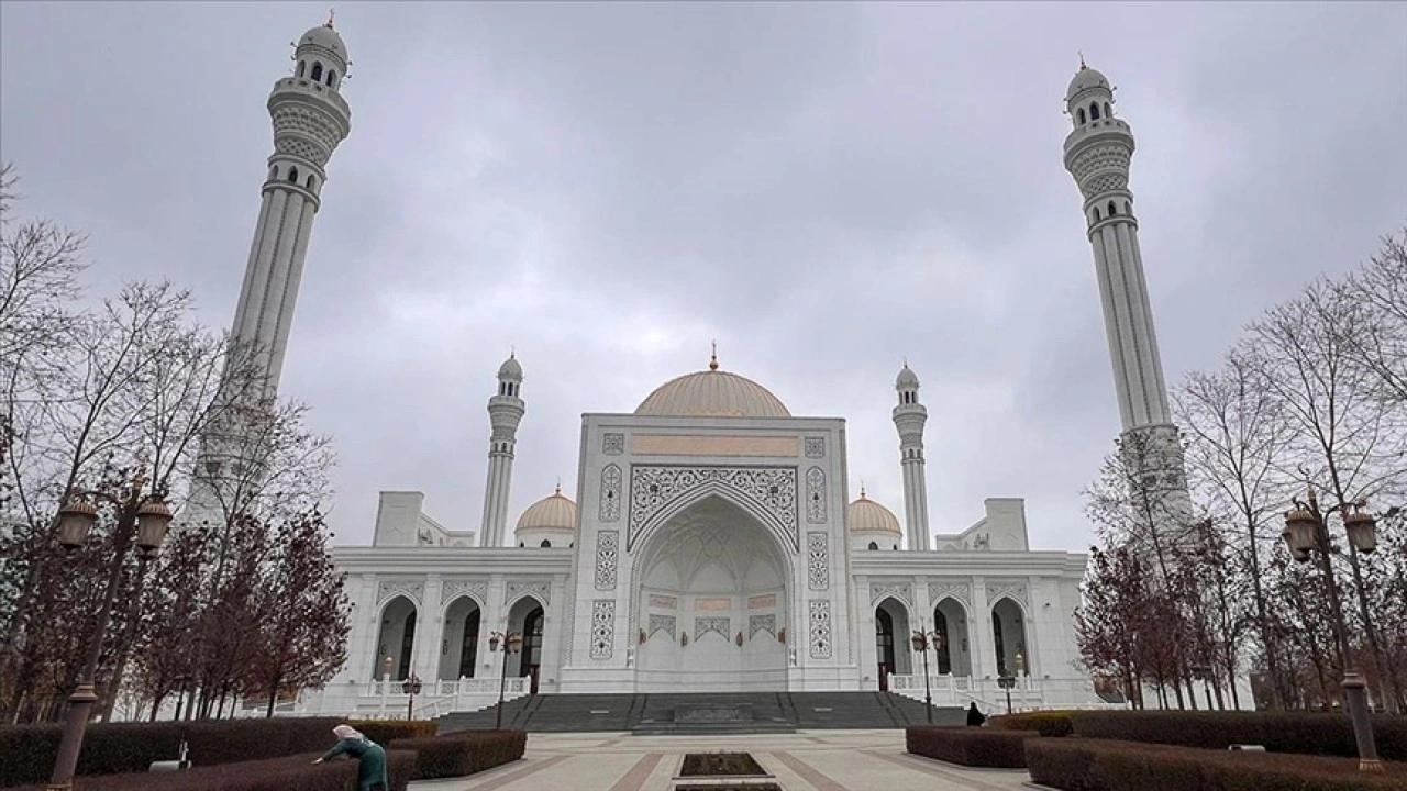 Rusya&rsquo;da mimarisiyle &ouml;ne &ccedil;ıkan 'M&uuml;sl&uuml;manların Gururu' Camisi ziyaret&ccedil;ilerin ilgi odağı