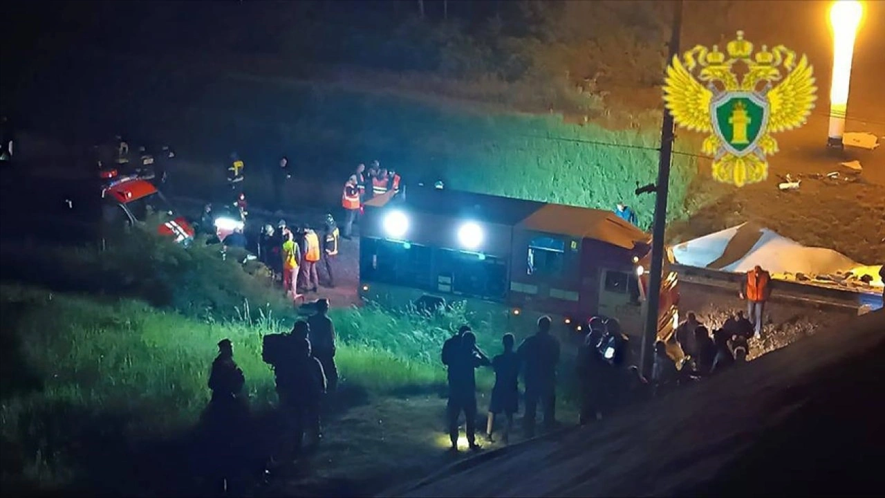 Rusya'da otoyol köprüsünün yolcu treninin üzerine çökmesi sonucu 7 kişi öldü, 66 kişi yaralandı