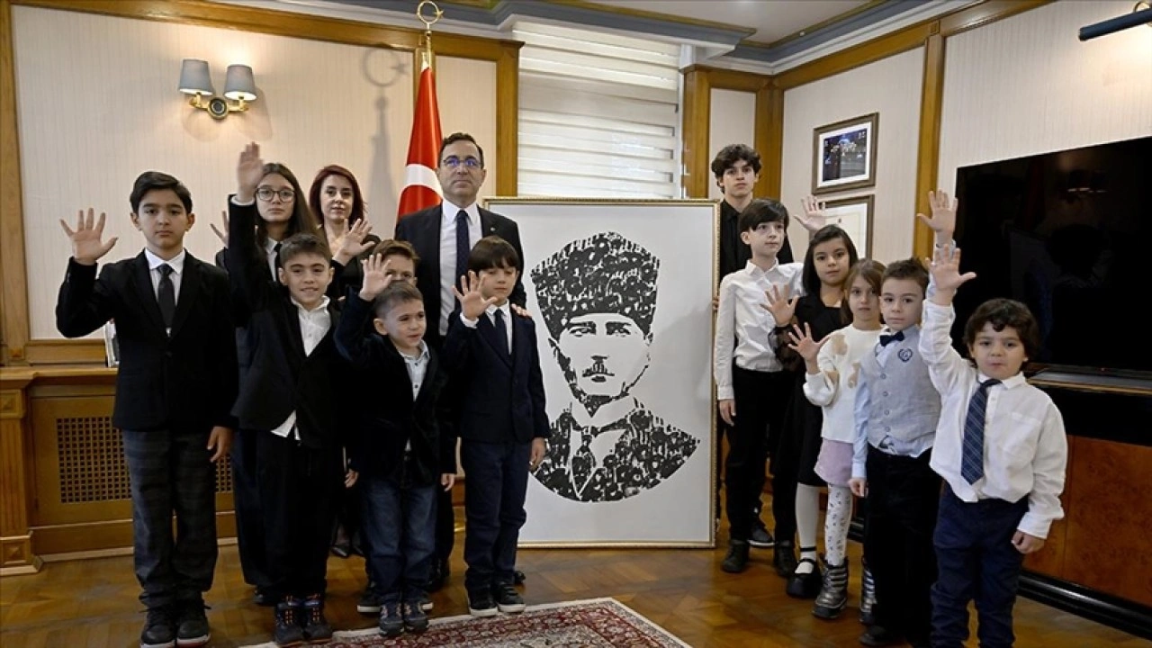 Rusya'daki Türk çocukları minik avuçlarıyla Atatürk'ün portresini yaptı