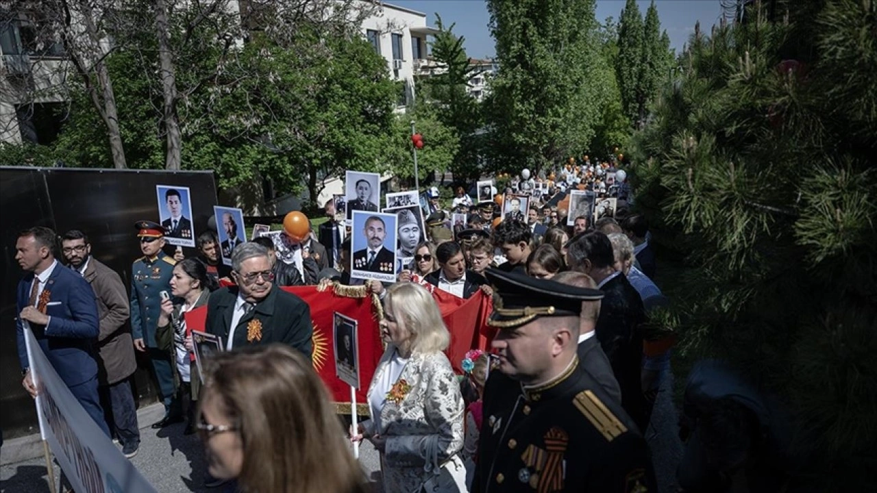 Rusya'nın Ankara Büyükelçiliği'nde "Ölümsüz Alay" yürüyüşü düzenlendi