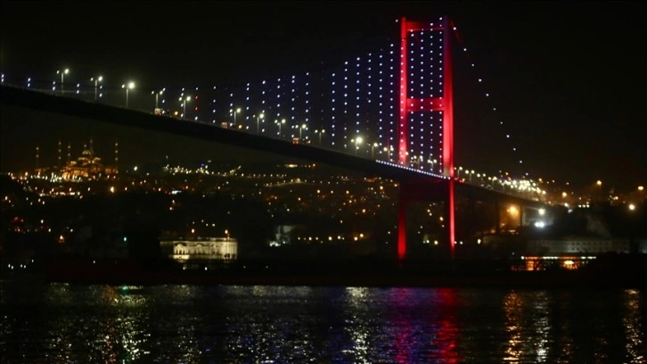 Rusya’dan yola çıkan ayçiçeği yağı yüklü gemi İstanbul Boğazı'ndan geçti