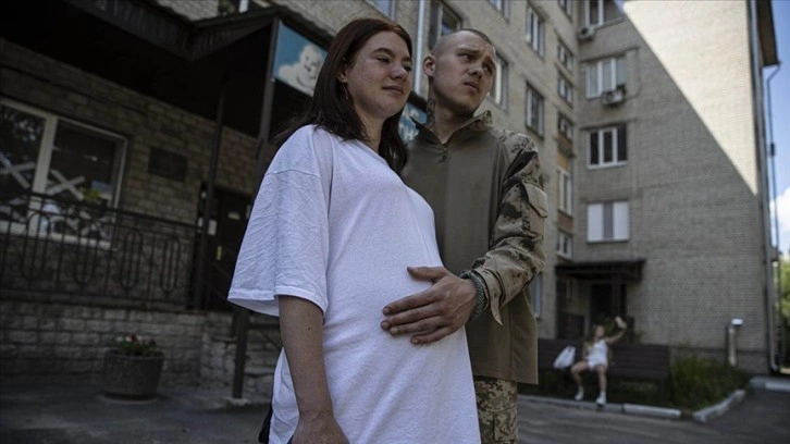 Rusya'ya karşı savaşan Ukraynalı genç asker, baba olmak için gün sayıyor
