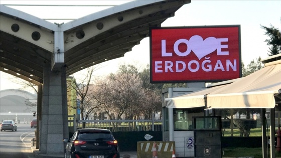 Sabiha Gökçen Havalimanı'nda LED ekrana 'Love Erdoğan' görseli yansıtıldı