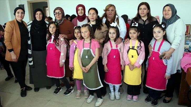 Saç bakımlarını yaptıkları köy çocuklarını 23 Nisan'a hazırladılar